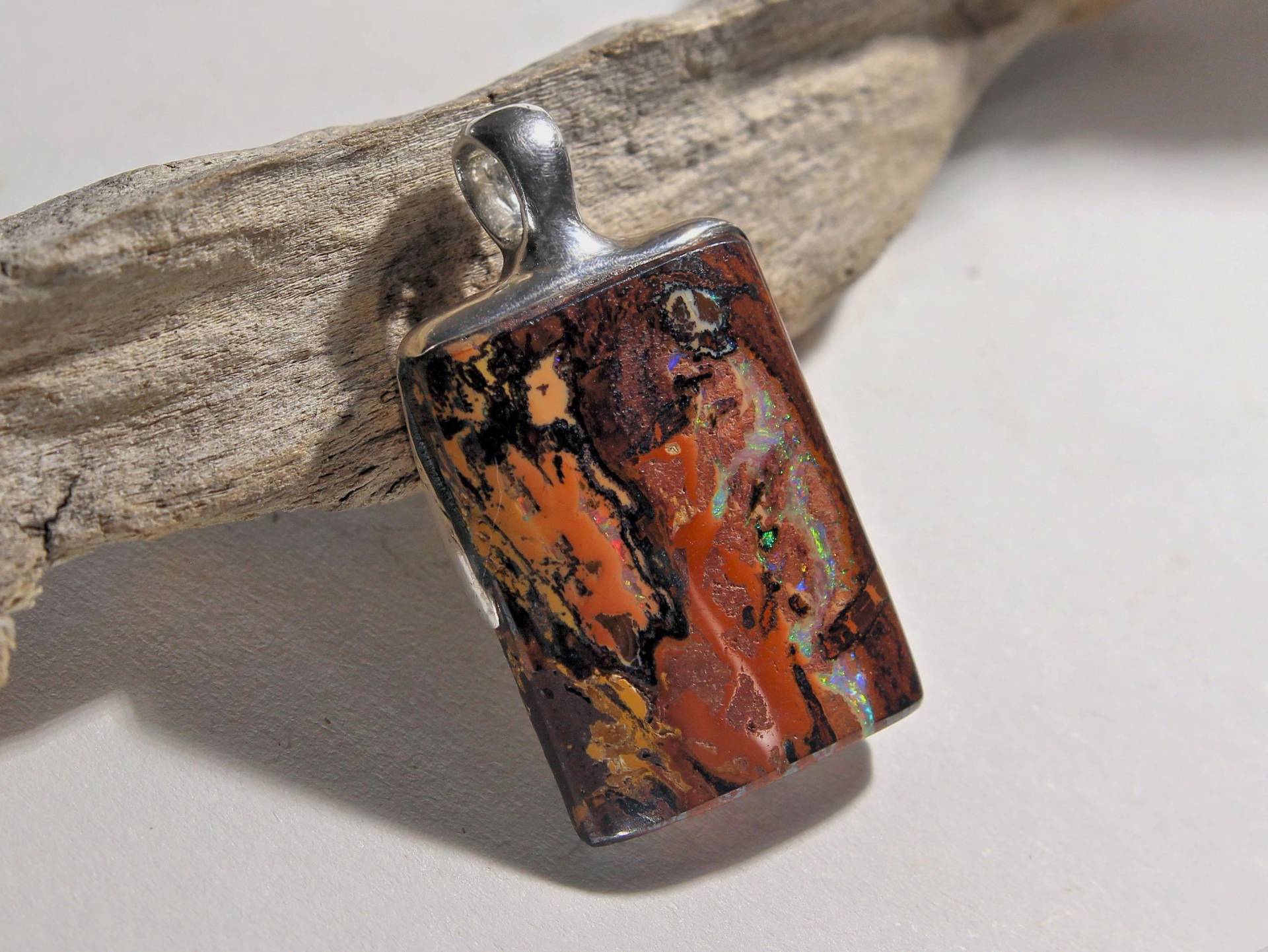Boulder Opal Anhänger - Rechteck Alle Farben Rotbraune Maserung Handgefertigtes Unikat in Sterlingsilber Boulder Opal Anhänger - Rechteck Alle Farben Rotbraune Maserung Handgefertigtes Unikat in Sterlingsilber von ReniJaniDesign