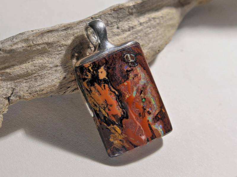 Boulder Opal Anhänger - Rechteck Alle Farben Rotbraune Maserung Handgefertigtes Unikat in Sterlingsilber Boulder Opal Anhänger - Rechteck Alle Farben Rotbraune Maserung Handgefertigtes Unikat in Sterlingsilber von ReniJaniDesign