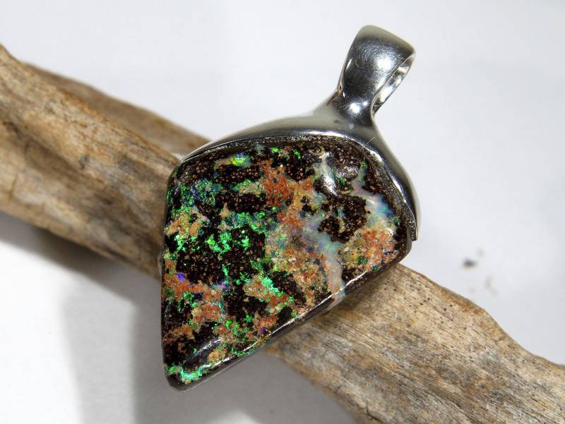 Natürlicher Boulder Opal Anhänger in 925 Sterling-Silber - Einzigartiges Unikat Mit Intensivem Grün-Feuer von ReniJaniDesign