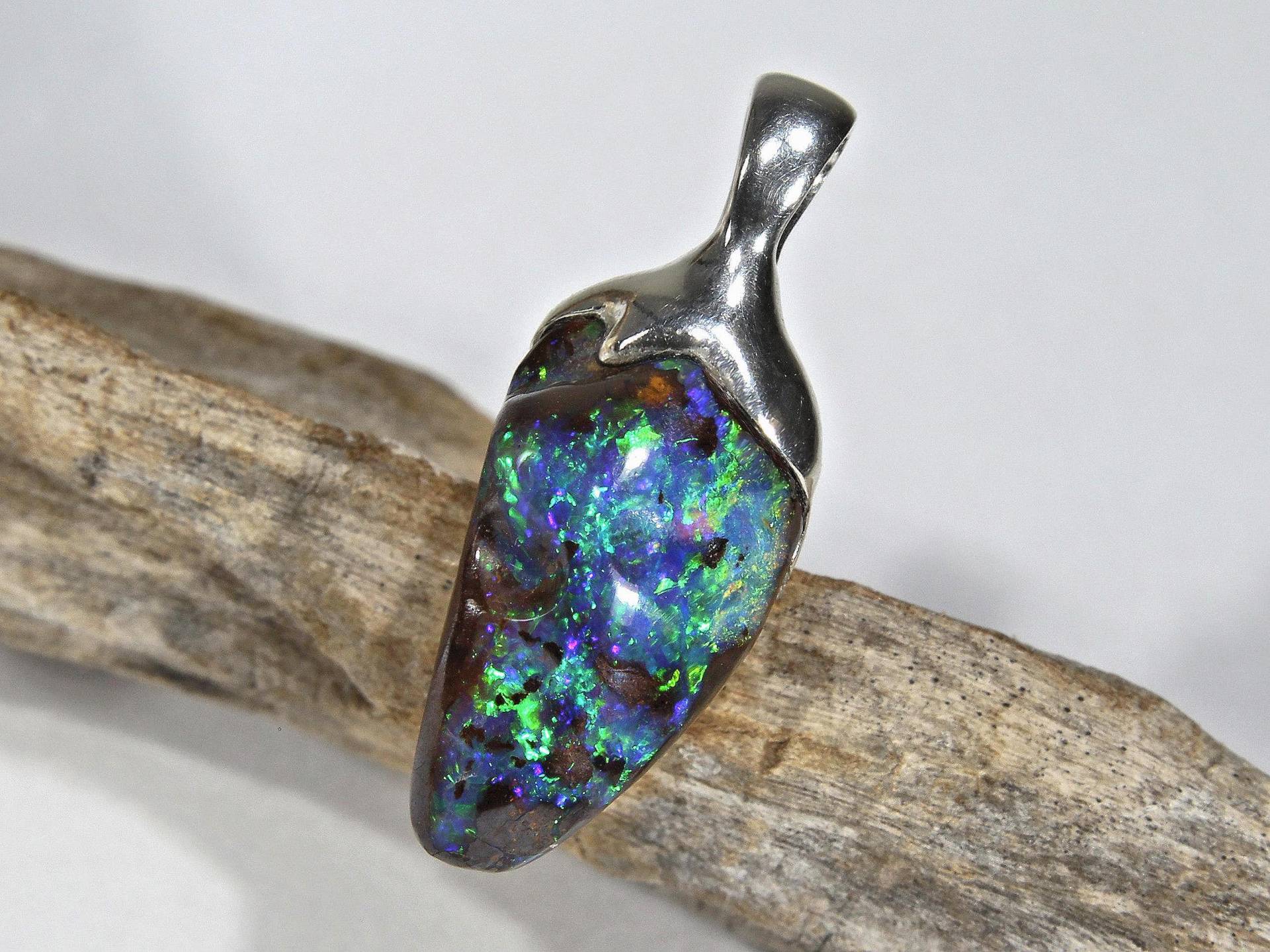 Queensland Boulder Opal - Neon Blau Grün Unikat Schmuck- Sterlingsilber Opalanhänger Handgefertigt Queensland Boulder Opal - Neon Blau Grün Unikat Schmuck- Sterlingsilber Opalanhänger Handgefertigt von ReniJaniDesign