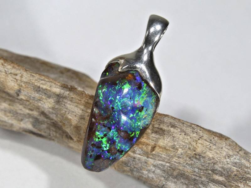 Queensland Boulder Opal - Neon Blau Grün Unikat Schmuck- Sterlingsilber Opalanhänger Handgefertigt Queensland Boulder Opal - Neon Blau Grün Unikat Schmuck- Sterlingsilber Opalanhänger Handgefertigt von ReniJaniDesign