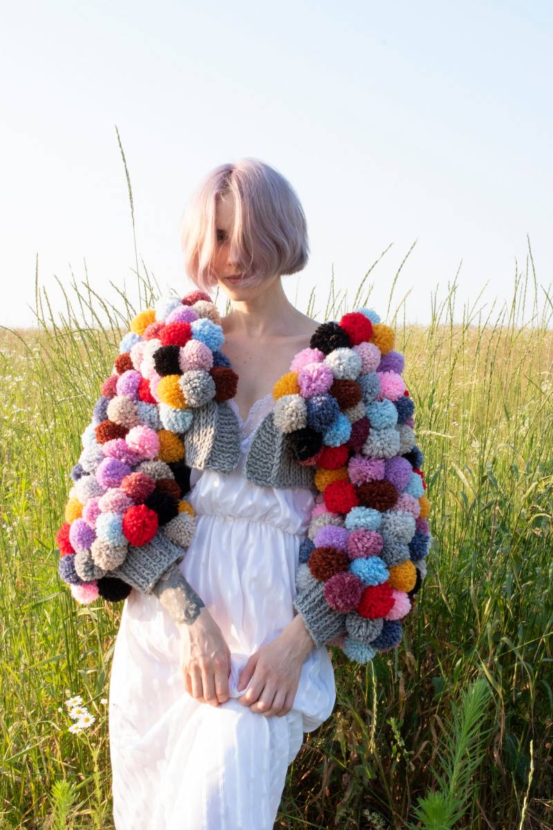 Mehrfarbige Riesige Pom Bomberjacke. Kurze Jacke Mit Langen Ärmeln. Regenbogen Cardigan. Handgestrickte Zero Waste Strickjacke Mehrfarbige Riesige Pom Bomberjacke. Kurze Jacke Mit Langen Ärmeln. Regenbogen Cardigan. Handgestrickte Zero Waste Strickjacke von RenieKnit