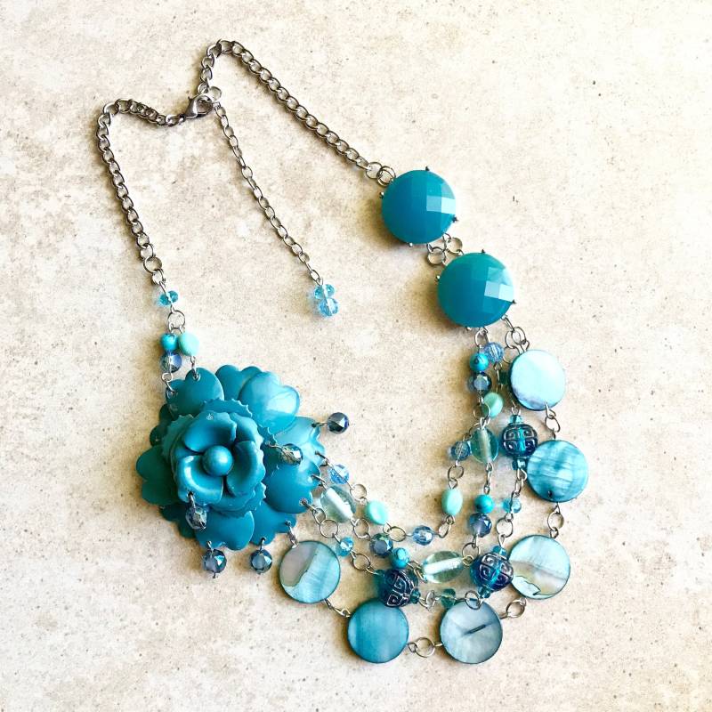 Blaue Florale Repurposed Statement Halskette/Handgemachte Recycelte Brosche Blaue Florale Repurposed Statement Halskette/Handgemachte Recycelte Brosche von RenovatedRETRO