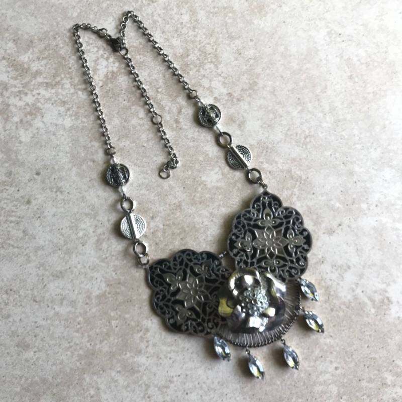 Brillante Gold Und Silber Florale Upcycled Halskette Mit Goldfarbenen Perlen Klaren Kristallperlen Brillante Gold Und Silber Florale Upcycled Halskette Mit Goldfarbenen Perlen Klaren Kristallperlen von RenovatedRETRO