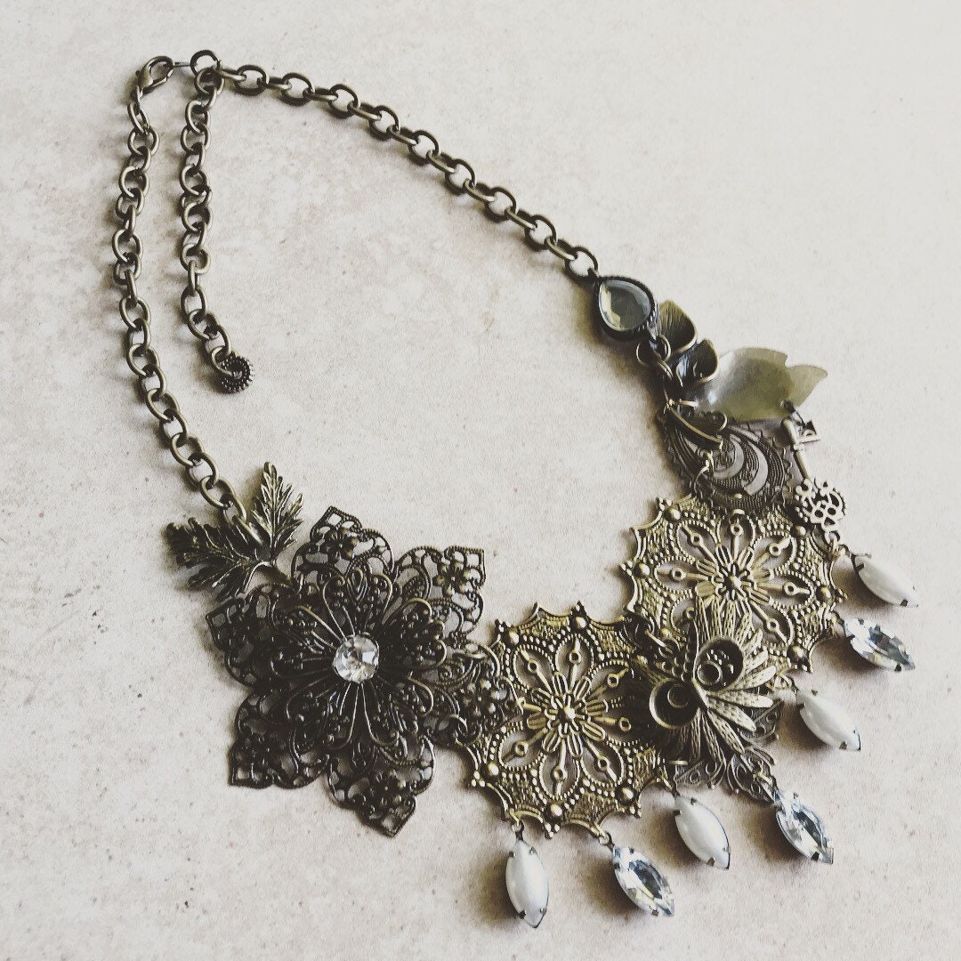 Bronze Floral Statement Halskette Mit Umfunktionierten Charms Und Hardware Bronze Floral Statement Halskette Mit Umfunktionierten Charms Und Hardware von RenovatedRETRO