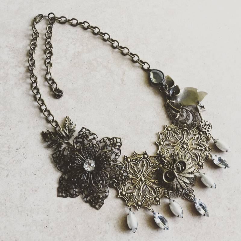 Bronze Floral Statement Halskette Mit Umfunktionierten Charms Und Hardware Bronze Floral Statement Halskette Mit Umfunktionierten Charms Und Hardware von RenovatedRETRO