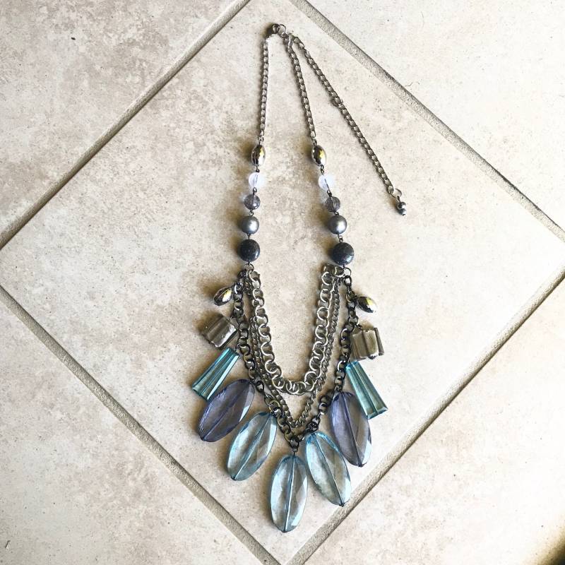 Chunky Blaue Und Graue Repurposed Statement Halskette/Recycelte Große Perlenkette Chunky Blaue Und Graue Repurposed Statement Halskette/Recycelte Große Perlenkette von RenovatedRETRO