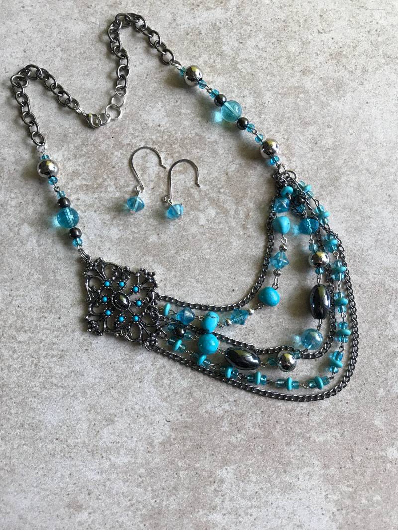 Graues Und Hellblaues Statement-Stück Mit Recycelten Perlen Passenden Ohrringen Graues Und Hellblaues Statement-Stück Mit Recycelten Perlen Passenden Ohrringen von RenovatedRETRO