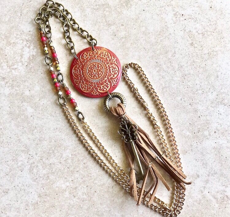 Lange Boho Halskette Mit Rostrotem Anhänger Und Brauner Wildlederquaste // Recycelte Lange Boho Halskette Mit Rostrotem Anhänger Und Brauner Wildlederquaste // Recycelte von RenovatedRETRO