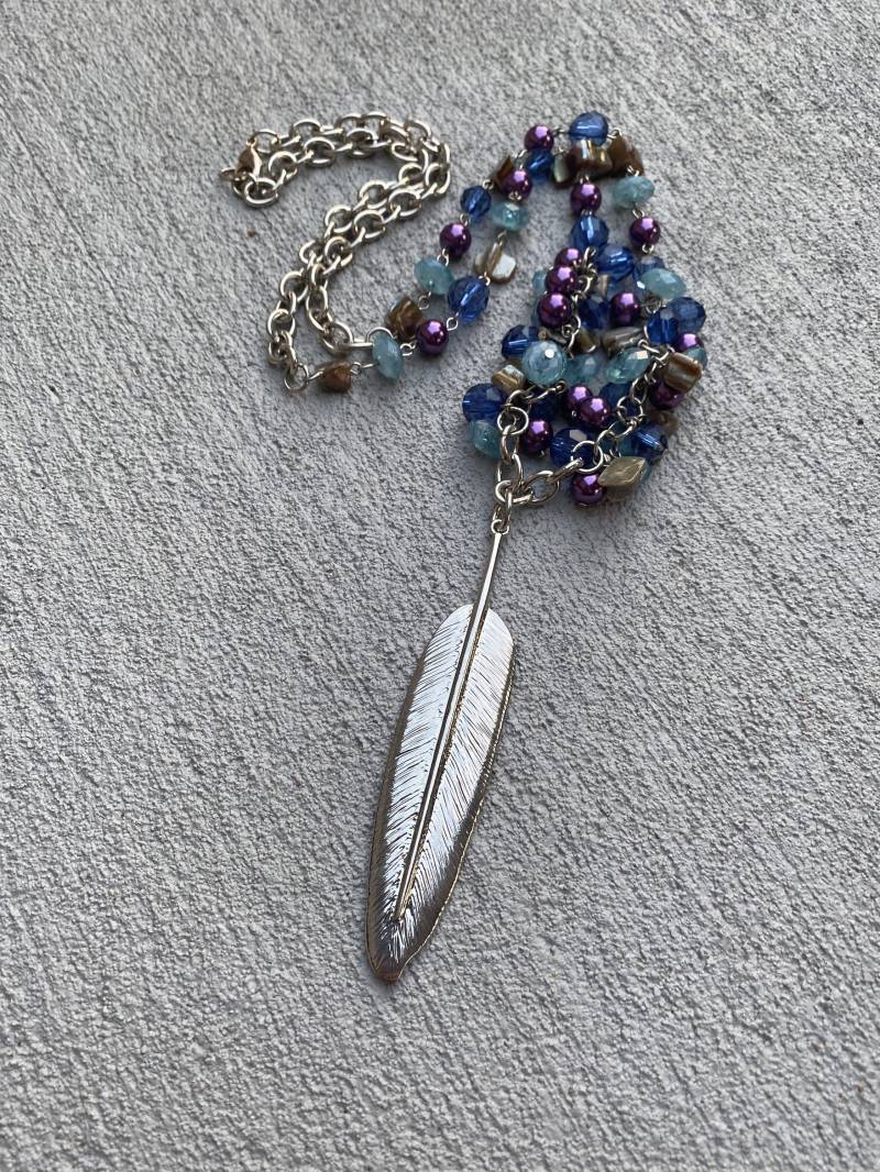 Lange Umfunktionierte Perlen Halskette/Gunmetal Grau Und Große Feder Anhänger Halskette Lila Blau Lange Umfunktionierte Perlen Halskette/Gunmetal Grau Und Große Feder Anhänger Halskette Lila Blau von RenovatedRETRO