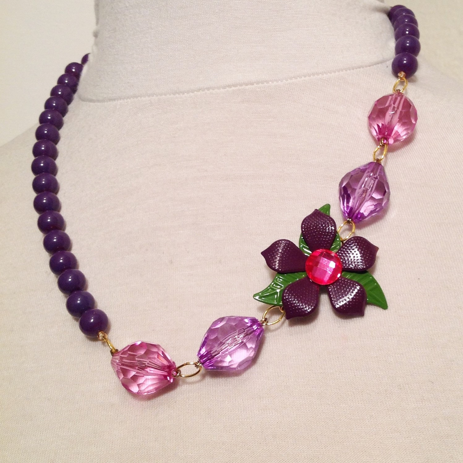 Retro Lila Blume Perlen Halskette/Umfunktioniert Vintage-Stil-Halskette Statement-Halskette Retro Lila Blume Perlen Halskette/Umfunktioniert Vintage-Stil-Halskette Statement-Halskette von RenovatedRETRO