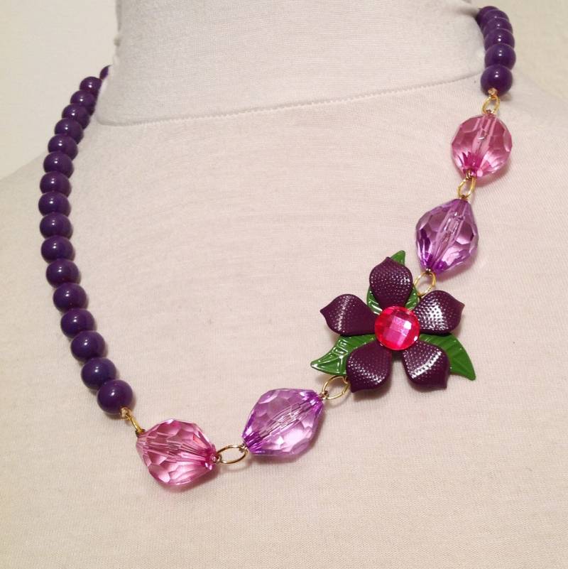 Retro Lila Blume Perlen Halskette/Umfunktioniert Vintage-Stil-Halskette Statement-Halskette Retro Lila Blume Perlen Halskette/Umfunktioniert Vintage-Stil-Halskette Statement-Halskette von RenovatedRETRO
