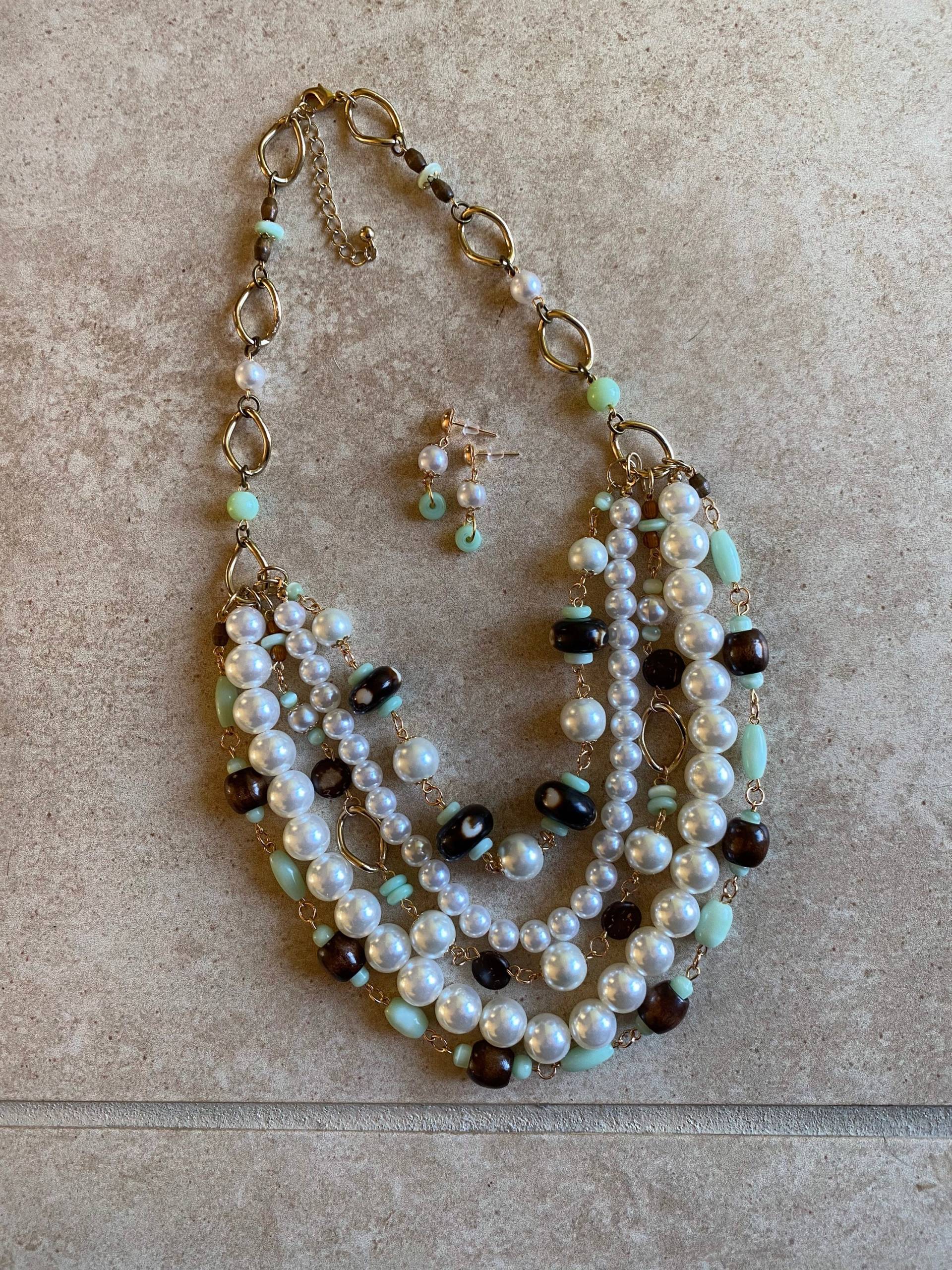 Retro Perle Multi Strang Statement Halskette/Upcycled Schmuck Türkis Und Braun Glamourösen Ohrring Retro Perle Multi Strang Statement Halskette/Upcycled Schmuck Türkis Und Braun Glamourösen Ohrring von RenovatedRETRO