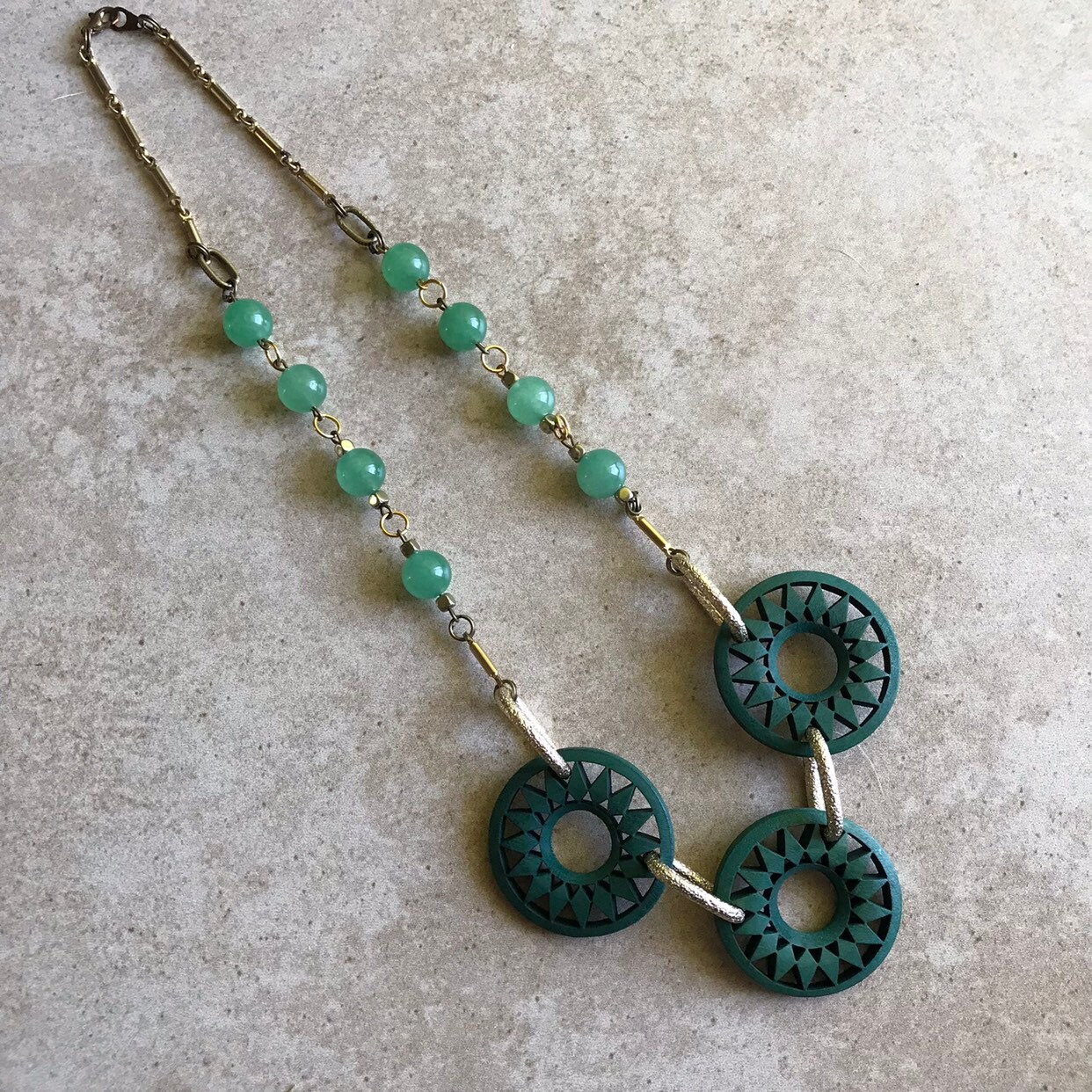 Türkisfarbene Und Jadefarbene Perlen Hölzerne Boho-Teal-statement-Halskette Türkisfarbene Und Jadefarbene Perlen Hölzerne Boho-Teal-statement-Halskette von RenovatedRETRO