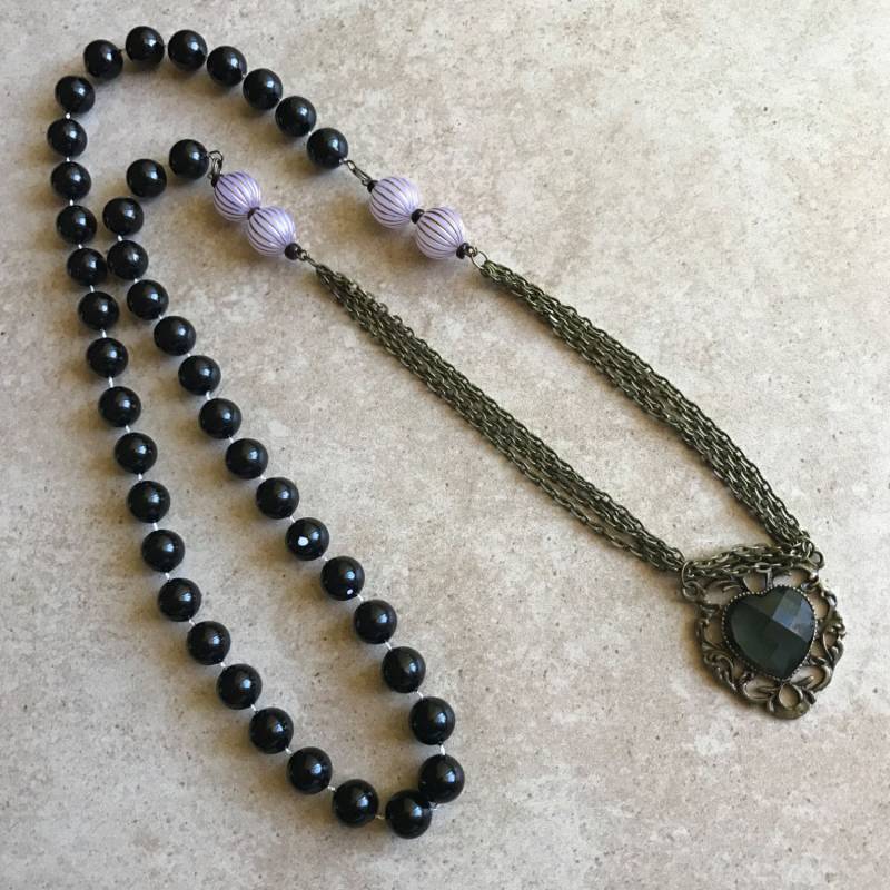 Upcycled Schwarze Perlenkette Mit Bronzefarbener Kette Und Herzanhänger Upcycled Schwarze Perlenkette Mit Bronzefarbener Kette Und Herzanhänger von RenovatedRETRO
