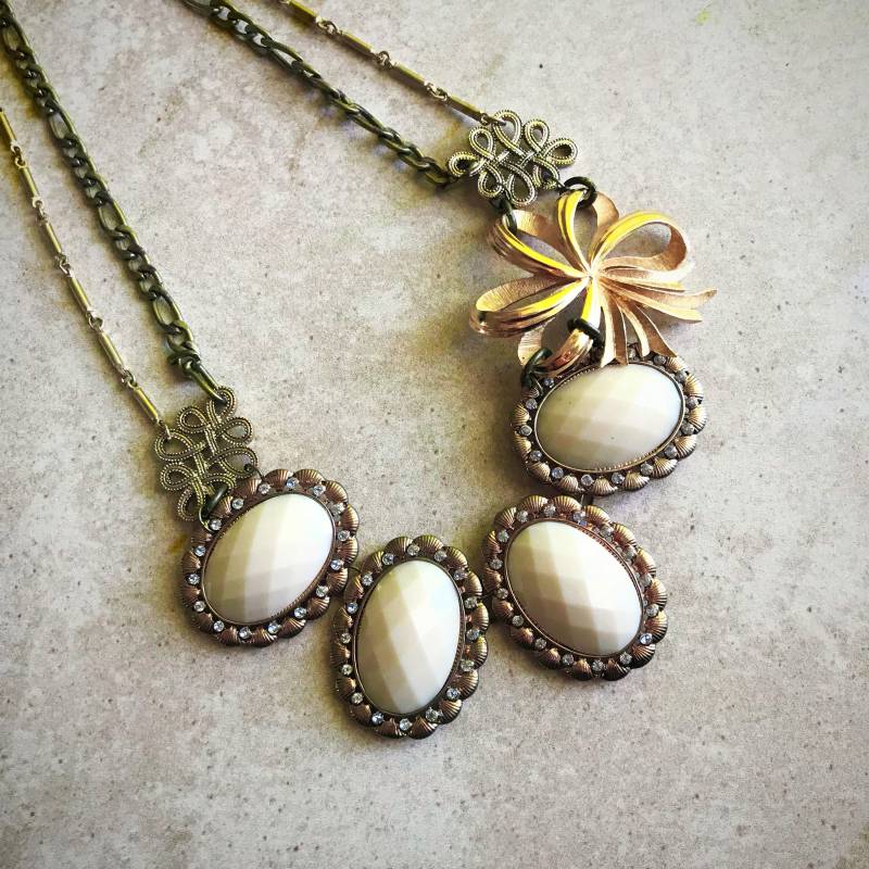 Upcycled Trifari Gold Schleife Brosche Statement Halskette | Vintage Upcycled Trifari Gold Schleife Brosche Statement Halskette | Vintage von RenovatedRETRO
