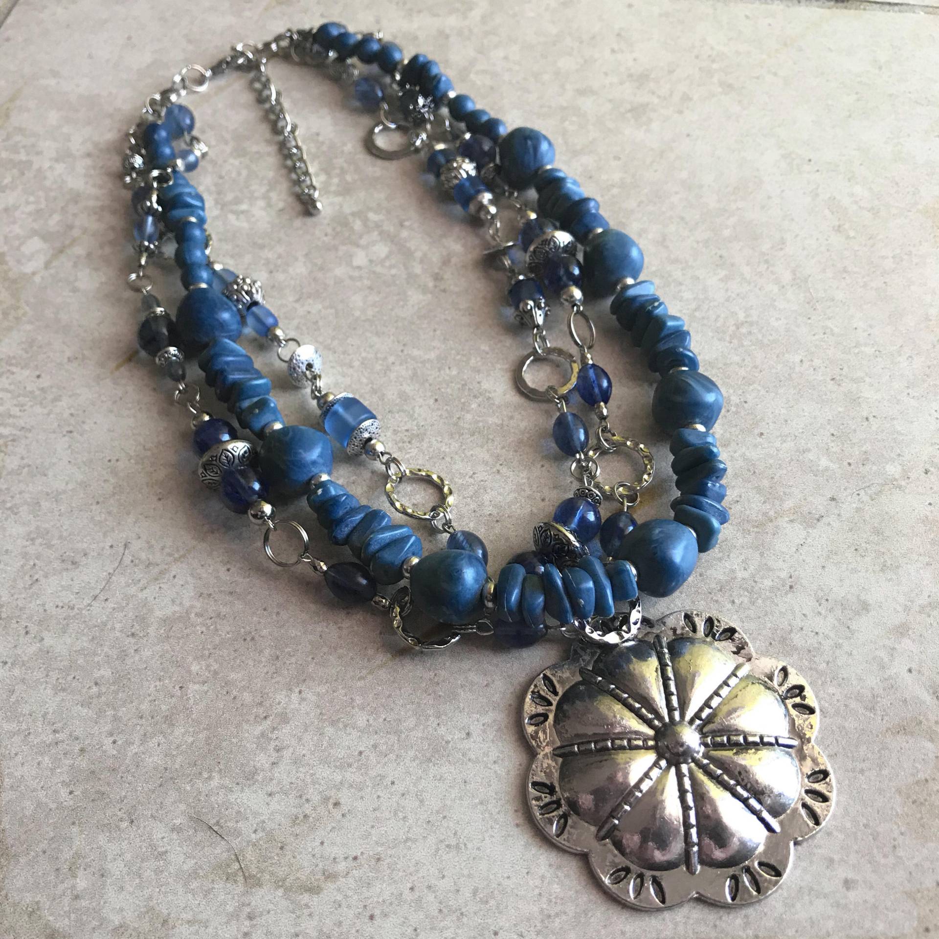 Upcycling Blaue Chunky Multistrand Statement Halskette/Blau Und Silber Upcycling Blaue Chunky Multistrand Statement Halskette/Blau Und Silber von RenovatedRETRO