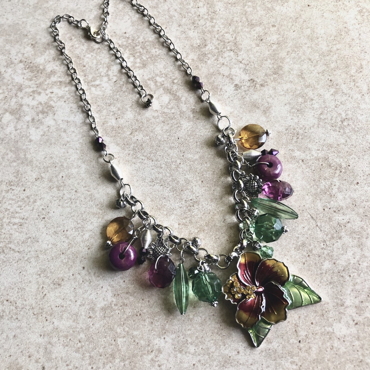 Wiederverwendete Hawaii Orchidee Halskette Mit Lila Und Grünen Perlen Blumen Charm Wiederverwendete Hawaii Orchidee Halskette Mit Lila Und Grünen Perlen Blumen Charm von RenovatedRETRO