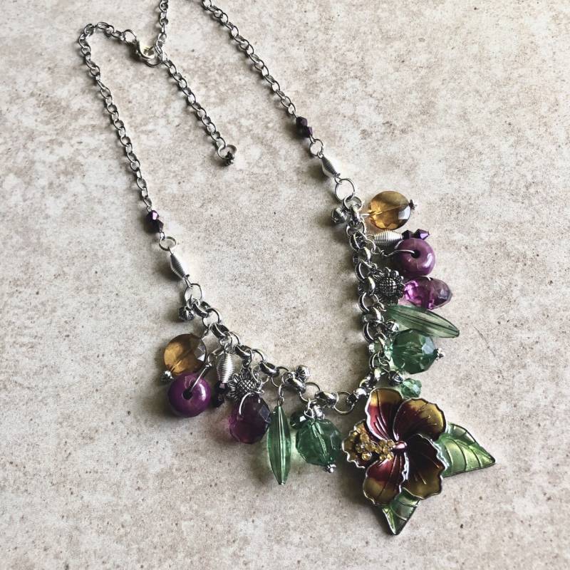 Wiederverwendete Hawaii Orchidee Halskette Mit Lila Und Grünen Perlen Blumen Charm Wiederverwendete Hawaii Orchidee Halskette Mit Lila Und Grünen Perlen Blumen Charm von RenovatedRETRO