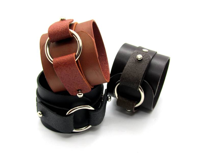 Schwarze Ledermanschette, Herrenmanschette Aus Leder, Manschette Mit Metallring, Steampunk, Freund Geschenk, Geschenk Für Ihn, Männer Manschette Schwarze Ledermanschette, Herrenmanschette Aus Leder, Manschette Mit Metallring, Steampunk, Freund Geschenk, Geschenk Für Ihn, Männer Manschette von Renush