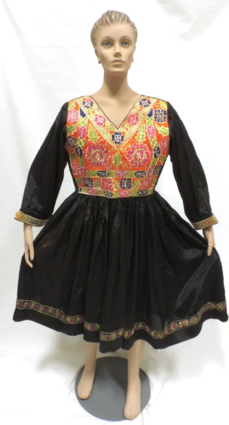 Vintage-Kleid Im Ethno-Stil Mit Schwerer Stickerei Vorne, Buntes Fit-And-Flare-Kleid, Größe L von ReoccuringDreams