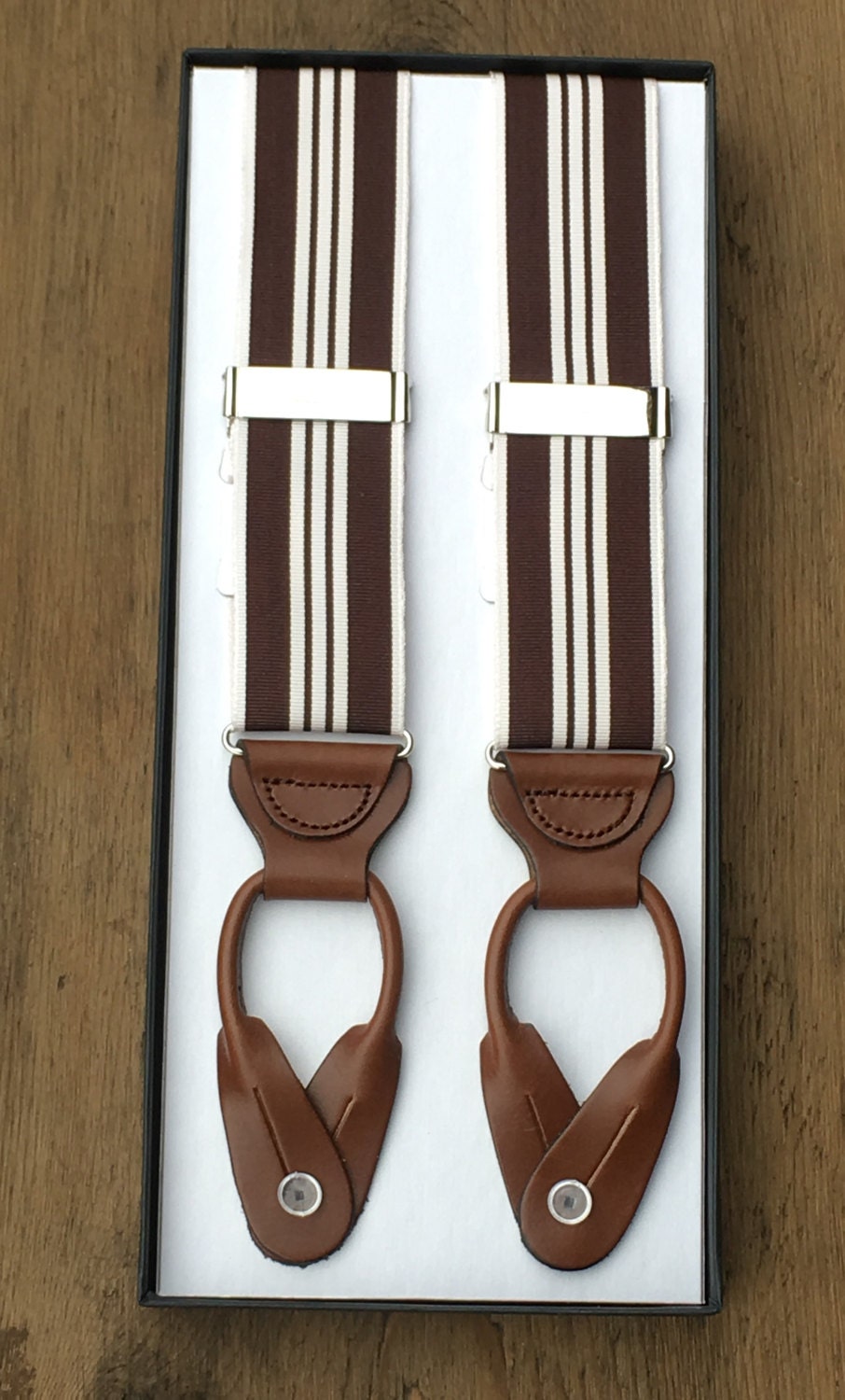 Sedgewick Stripe Suspenders - Braun Mit Pflanzlich Gegerbtem Leder Und Vintage-Band Hosenträger Perfekt Für Hochzeiten Oder Schwiegervatergeschenke Sedgewick Stripe Suspenders - Braun Mit Pflanzlich Gegerbtem Leder Und Vintage-Band Hosenträger Perfekt Für Hochzeiten Oder Schwiegervatergeschenke von RepealClub