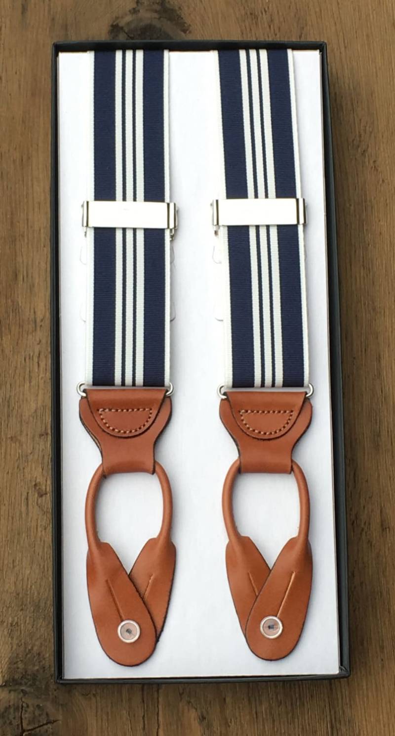 Sedgewick Stripe Suspenders - Navy Mit Pflanzlich Gegerbtem Leder Und Vintage-Band-Hosenträgern, Perfekt Für Hochzeiten Oder Schwiegervatergeschenke Sedgewick Stripe Suspenders - Navy Mit Pflanzlich Gegerbtem Leder Und Vintage-Band-Hosenträgern, Perfekt Für Hochzeiten Oder Schwiegervatergeschenke von RepealClub