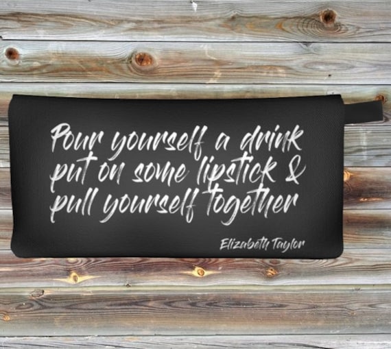 Gießen Sie Sich Einen Drink Ein Setzen Etwas Lippenstift Auf Ziehen Zusammen Elizabeth Taylor Zitat Schönheit Make-Up Künstler Tasche Kosmetik von RepeatPatternCo