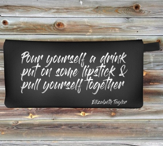 Gießen Sie Sich Einen Drink Ein Setzen Etwas Lippenstift Auf Ziehen Zusammen Elizabeth Taylor Zitat Schönheit Make-Up Künstler Tasche Kosmetik von RepeatPatternCo