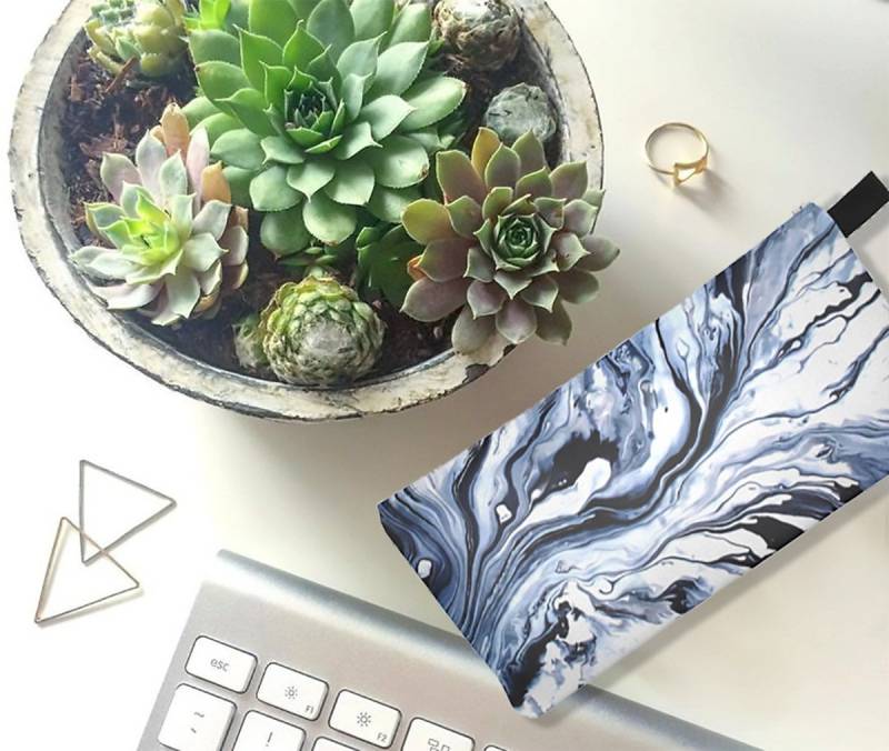 Indigo Blau Marmor Zip Clutch Kosmetiktasche, Federmäppchen von RepeatPatternCo