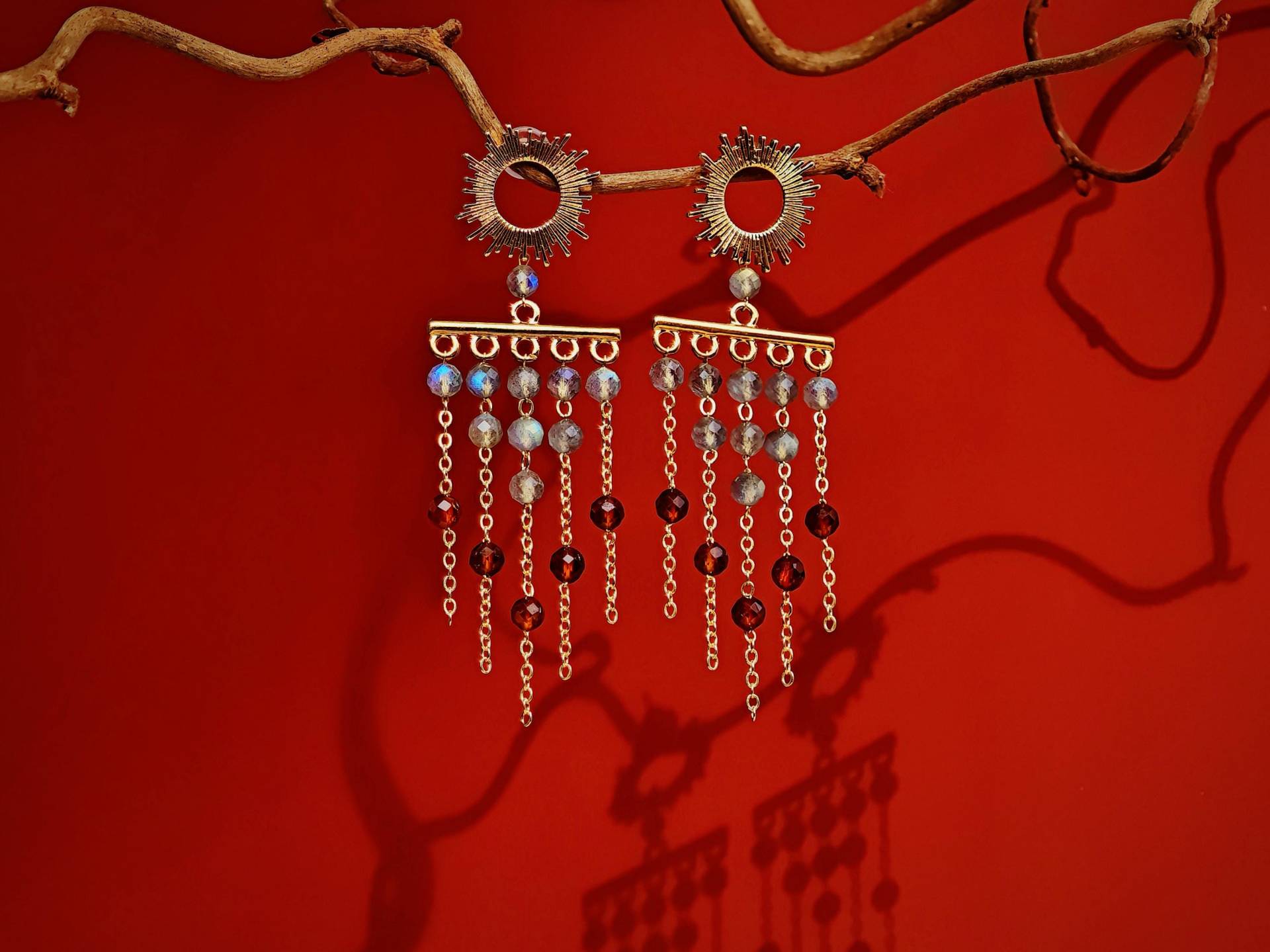 Baroque Sunburst Earrings - Labradorite & Garnet Dangle | Vintage Gold Rococo Jewelry Handmade Festive Elegant von RepinArt