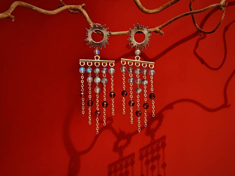 Baroque Sunburst Earrings - Labradorite & Garnet Dangle | Vintage Gold Rococo Jewelry Handmade Festive Elegant von RepinArt