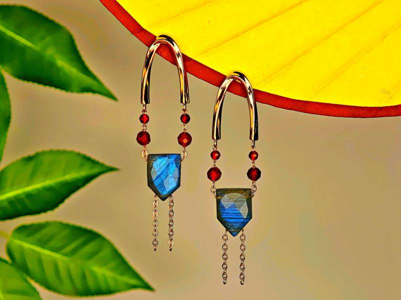 Boho Art Deco Earrings With Labradorite & Garnet - Gold Plated Dangle Earrings, Handmade Gemstone Jewelry Golden Era Hathor von RepinArt