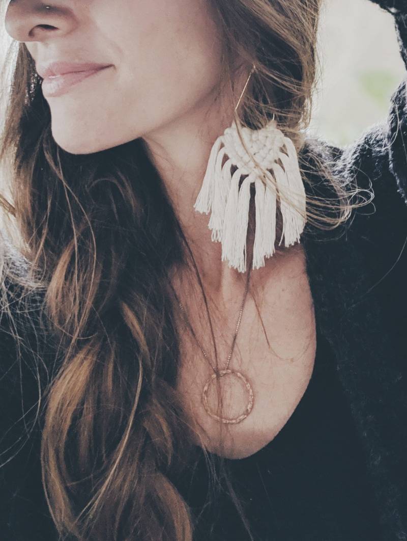 Federleichte Ohrringe // Fransen Makramee Boho Ohrhänger Hochzeit Federleichte Ohrringe // Fransen Makramee Boho Ohrhänger Hochzeit von ReplantedGoods