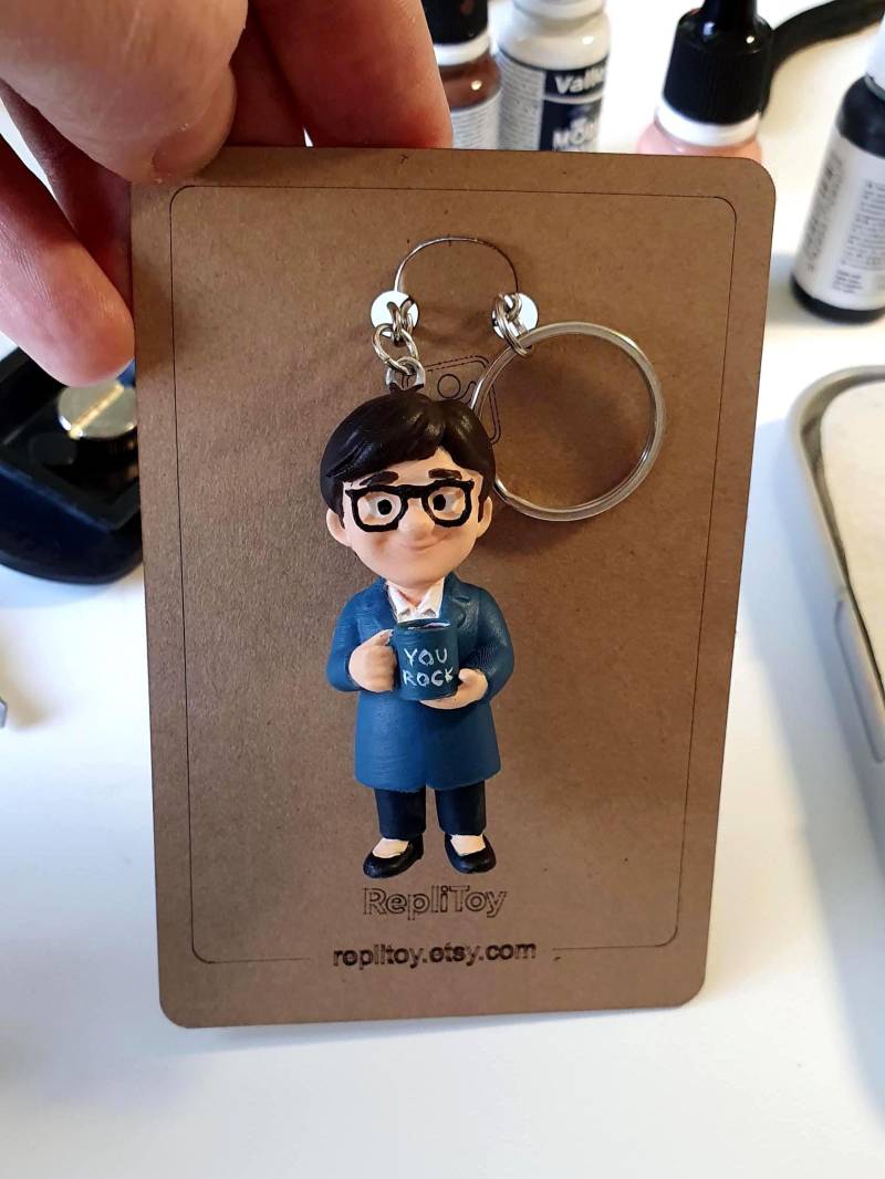 Abschiedsgeschenk Kollegin/Kollege - Personalisierter Mini-Schlüsselanhänger Vom Foto | Handbemalt Abschiedsgeschenk Kollegin/Kollege - Personalisierter Mini-Schlüsselanhänger Vom Foto | Handbemalt von RepliToy