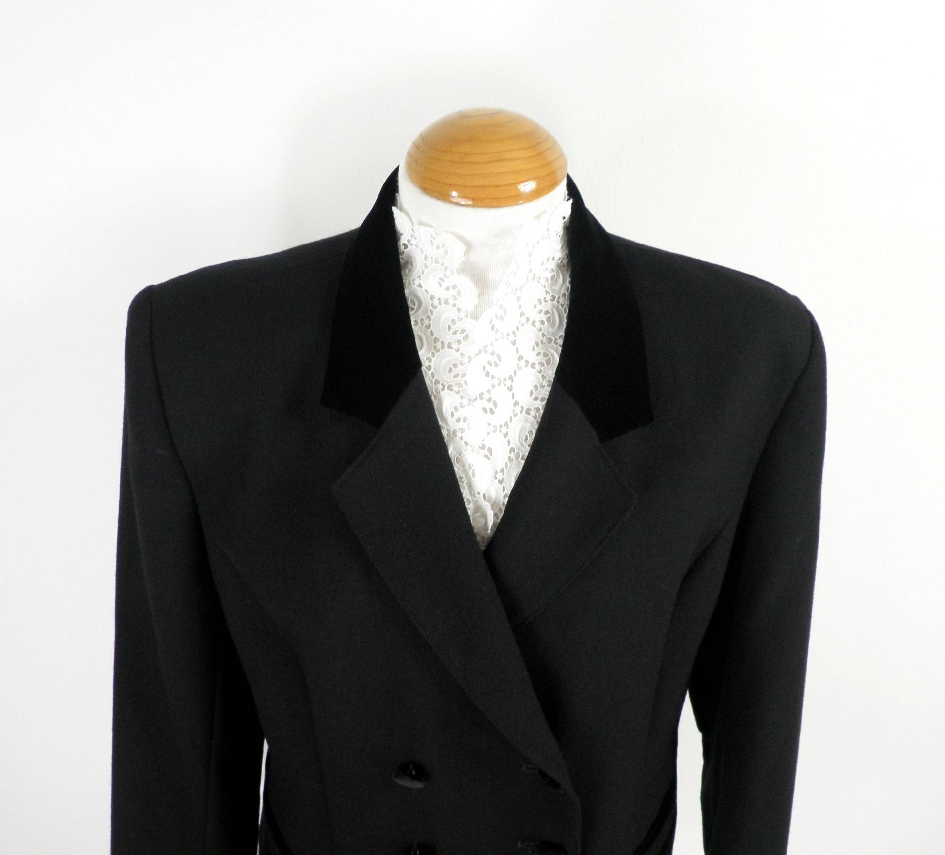 1980Er Jahre Marion Donaldson, Schwarze Zweireiher, Wolle, Blazer-Jacke Mit Samtkragen Größe Uk 16 Classic Designer Boho Sammlerstück 1980Er Jahre Marion Donaldson, Schwarze Zweireiher, Wolle, Blazer-Jacke Mit Samtkragen Größe Uk 16 Classic Designer Boho Sammlerstück von Repsychological