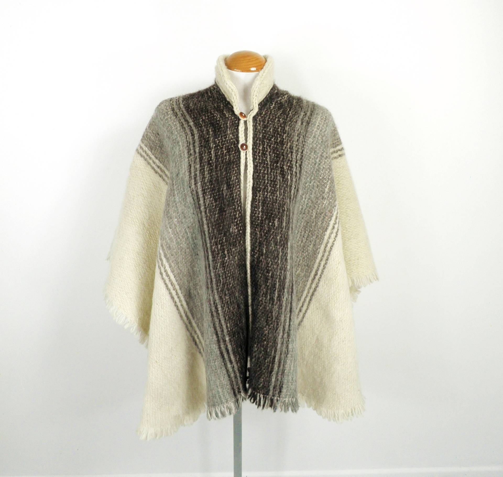 1980Er Natur Dunkelbraun Grau Und Creme Handgestrickt Wolle Fransen Poncho Mit Mandarin Kragen Gr. S Rustikale Landvolk Classic Boho von Repsychological