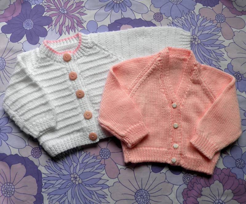 2 X Vintage Hand Stricken Wolle Mischung Babys Strickjacken in Rosa Und Weiß Boho Cool 1980Er Jahre von Repsychological