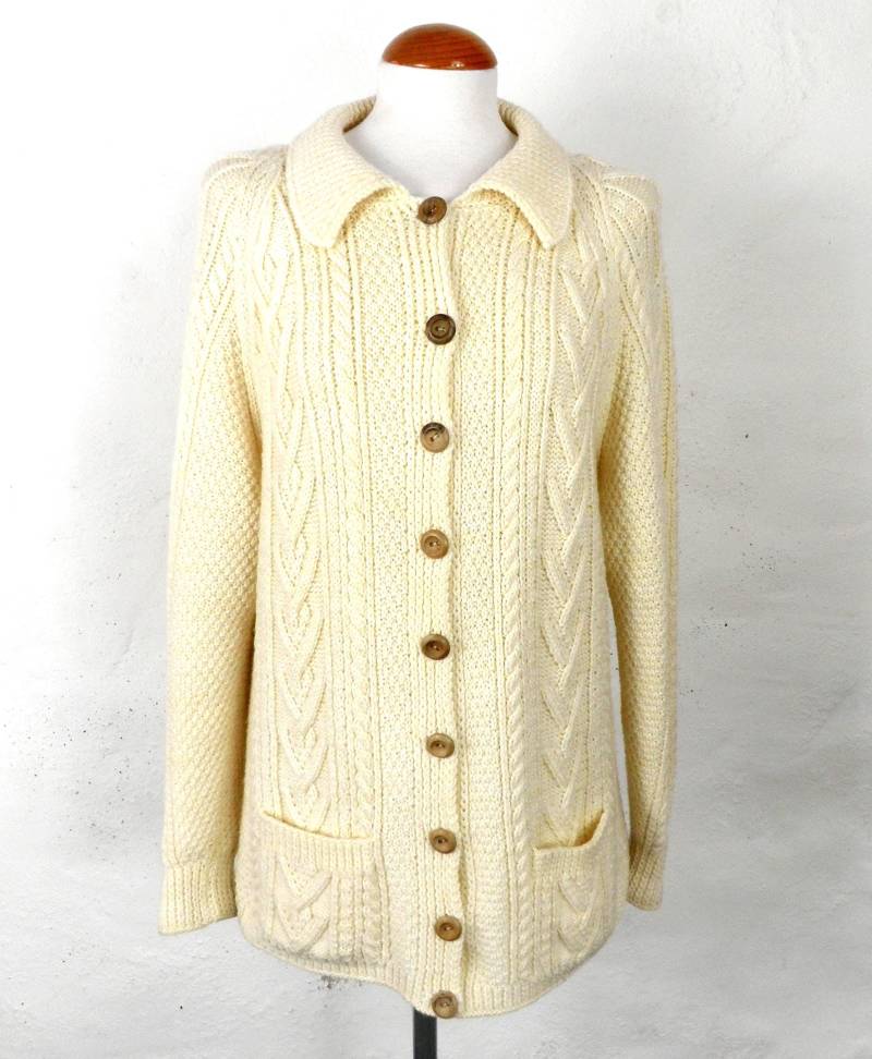 70Er Jahre Aran Handstrick Cardigan Zopfmuster Wolle Strickjacke Mit Niedlichem Kragen Grösse M Classic Boho Traditionell von Repsychological