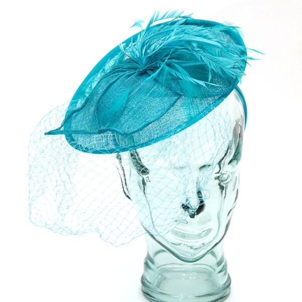 Aqua Sinamay Stirnband Fascinator, Akzentuiert Mit Federn, Blume Und Schleier von RepublicofPigtails