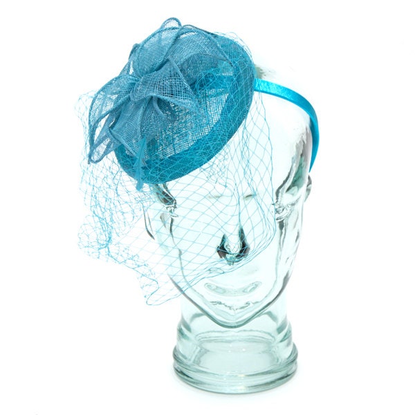 Aqua Sinamay Stirnband Fascinator, Akzentuiert Mit Schleier, Federn Und Blume von RepublicofPigtails