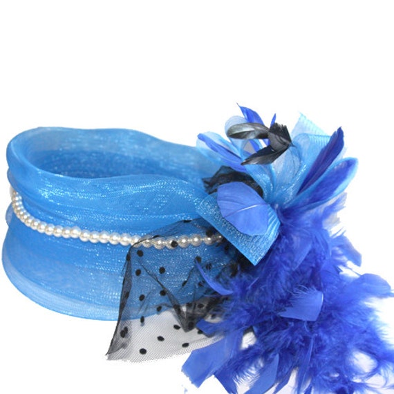 Blauer Fascinator Mit Tüll Und Perlen, Feder Akzentuiert von RepublicofPigtails