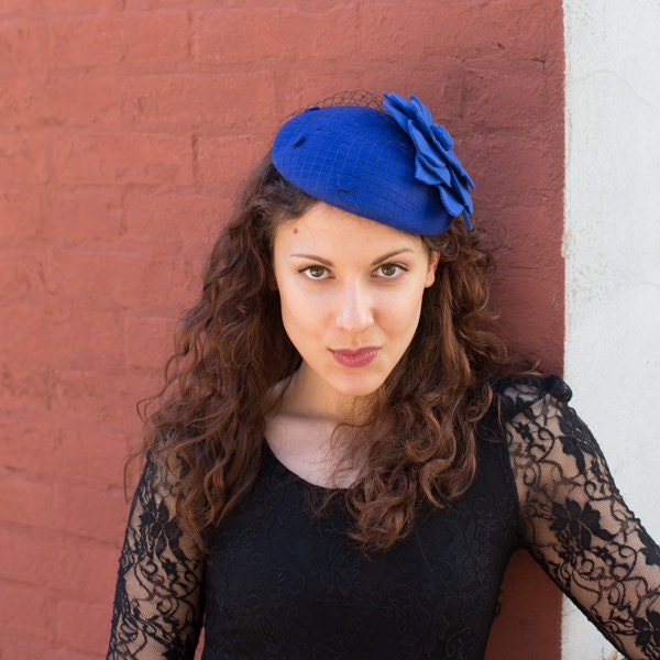 Blauer Saphir Vintage Style Filzhut Mit Blume Akzentuiert von RepublicofPigtails