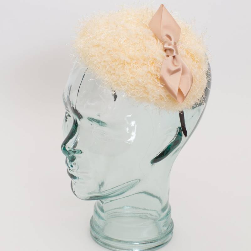 Creme Polyester Topi/ Stirnband/ Fascinator Mit Sektband von RepublicofPigtails