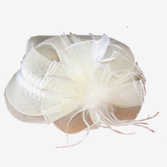 Elfenbeinfarbener Fascinator Mit Tüll Und Bändern, Feder Akzentuiert von RepublicofPigtails