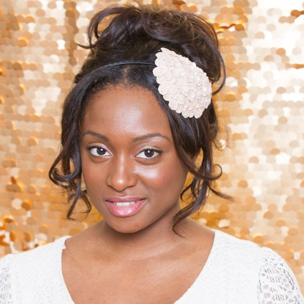 Elfenbeinfarbenes Vintage Spitzenblumen Stirnband, Akzentuiert Mit Perle von RepublicofPigtails