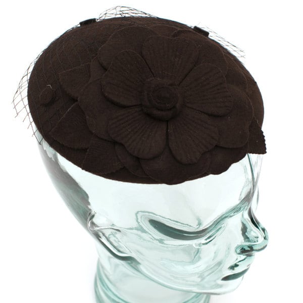 Espresso Filzmütze Im Vintage Stil Mit Blume Akzentuiert von RepublicofPigtails