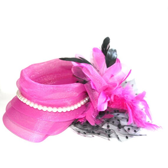 Fuchsia Fascinator Mit Tüll Und Perlen, Feder Akzentuiert von RepublicofPigtails