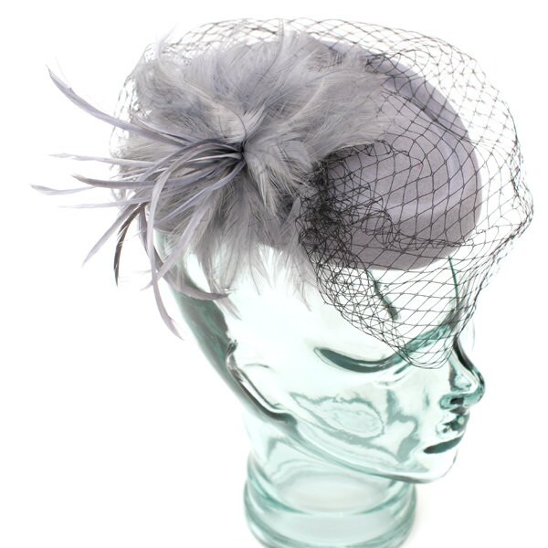 Graue Wollmütze Im Vintage Stil Mit Feder Und Schleier Akzentuiert von RepublicofPigtails