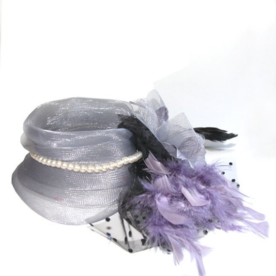 Grauer Fascinator Mit Tüll Und Perlen, Feder Akzentuiert von RepublicofPigtails